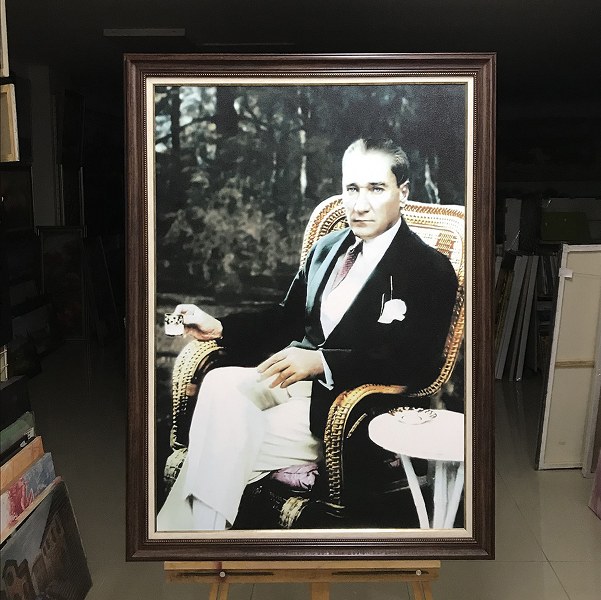 Çerçeveli Kahve İçen Kanvas Atatürk Tablosu